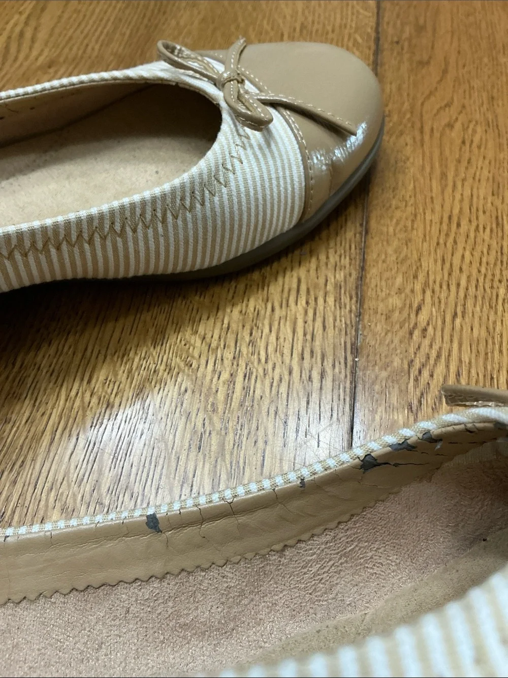 Woman’s AEROSOLES tan/white stripe flat with toe cap. Size 8.5. Bow.